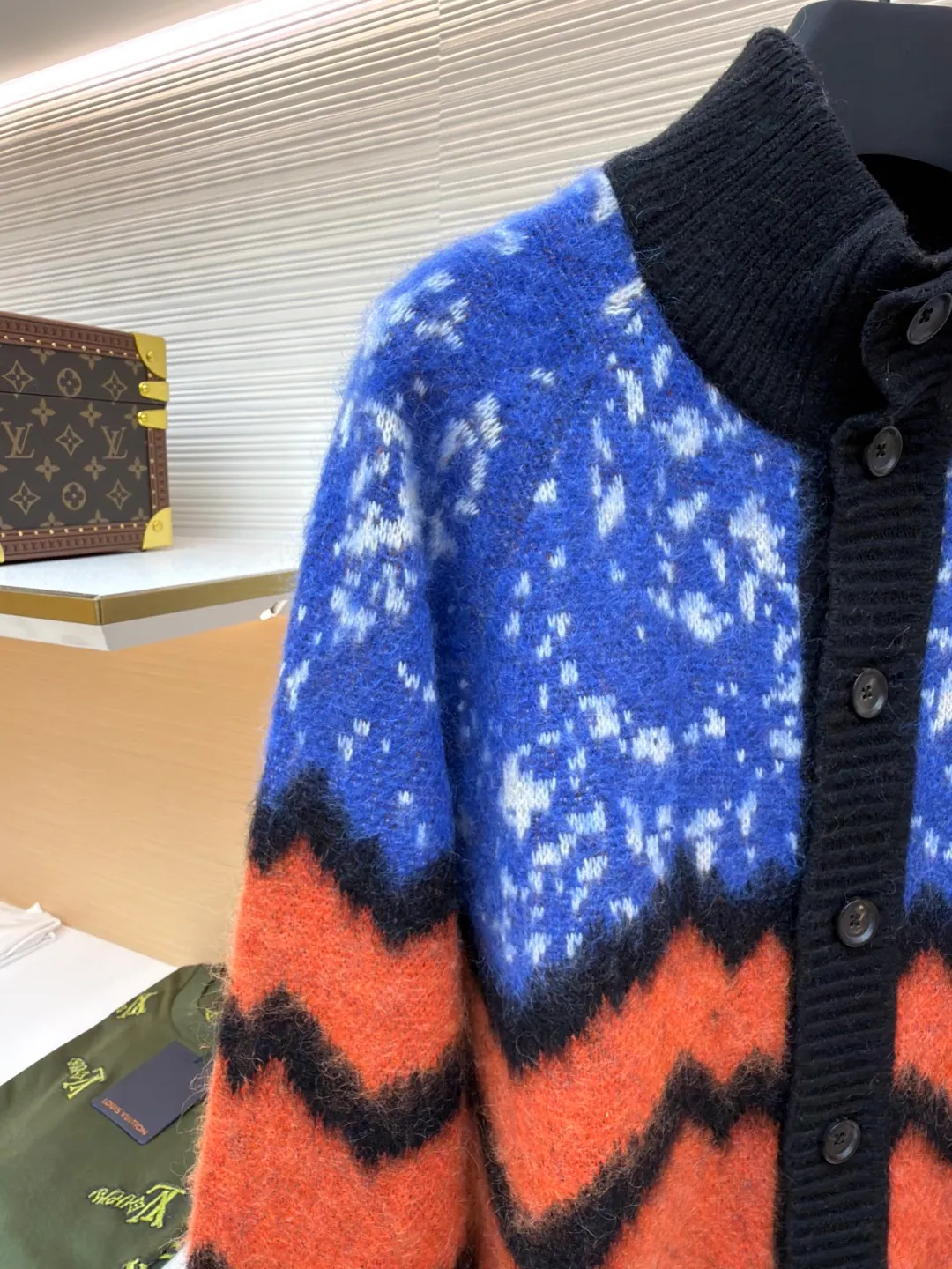 LOUIS VUITTON wavy pattern snow cardigan ●Original version: Purchased and developed for 17900 ●Item number: 1680991-D15 ●Fabric: mohair fabric ●Technology: jacquard weaving ●Version: loose fit ●Weight: about 945 grams ●Size: XS-S-M-L ●Description: Referring to the feel of the original version, we use the higher-cost [high-end custom yarn 30% mohai 30% wool thread], and use the original version for [coloring and dyeing]; the style uses the [latest Cixin 5-needle dual-system machine] for jacquard knitting. During the weaving, the sand spit is alternately knitted back and forth, and it takes [160 minutes to knit the piece] Parallel and even speed knitting, the texture of the garment pieces is clear, there is no code, and there will be no flower patches on the garment pieces, which greatly ensures the texture and clear texture of the garment pieces; Fleece catching process: This process is particularly troublesome and has many processes. After returning from washing, we need to attach the breasts of the clothes to both sides, [manual manual connection], and connect them together. After that, iron the clothes for the first time, straighten and straighten them, and then pick the hair. In order to ensure that every position is caught and thoroughly scratched, even the pocket patches and chest patches are specially scratched by manual connection. After scratching, they are then sanded and sprayed with expensive care potion to straighten the mohair and wool on the clothes so that the hair will not get messy easily. It will be like the market version, the hair picked out will be the same as that of a dog; after the finishing process, the garment pieces will be [naturally dried], [buttoned and opened], and finally, the preliminary inspection, general inspection, final ironing, cleaning of other stray hairs on the surface, and then packaging and shipment. The process will be much more than that of ordinary styles, and the cycle will be much longer than normal. The overall wiring is straight and delicate, the fabric is comfortable and soft, and the color is consistent without color difference. It can be matched with the same style to create a fashionable look and control various occasions. Customized accessories, complete with three standards, same style for men and women!